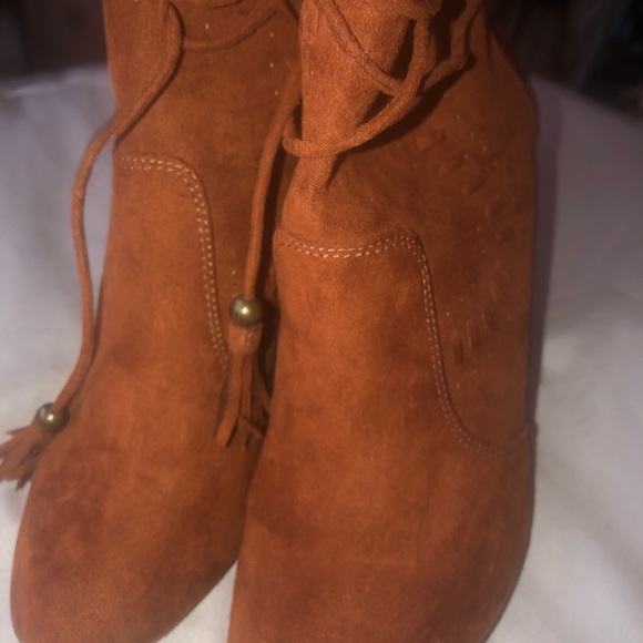 Moccasin style ankle boots with a block heel. - Picture 4 of 7